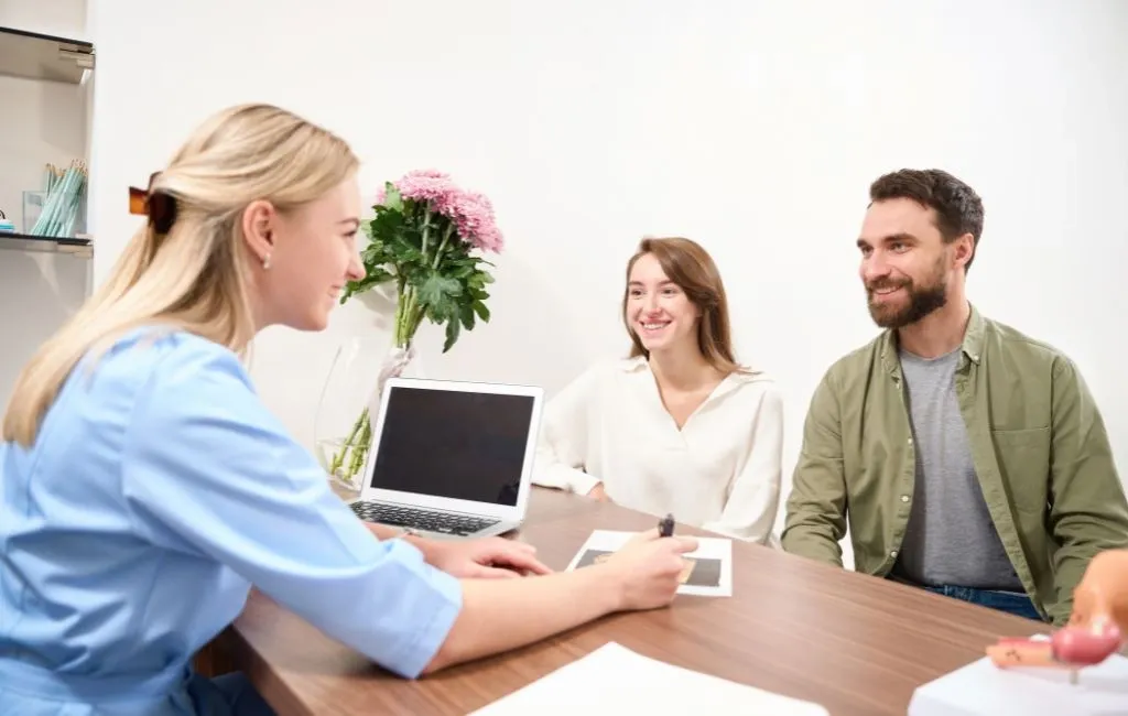 Egy orvos konzultál egy párral a HPV elleni védőoltás fontosságáról és alkalmazásáról.