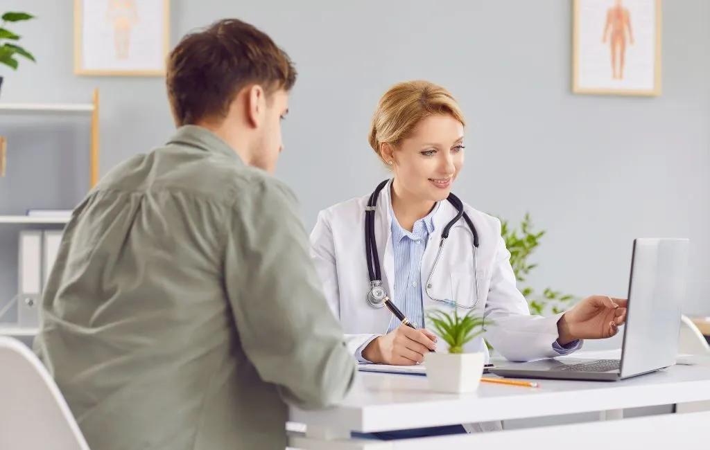 Egy orvos konzultál egy férfi pácienssel, hangsúlyozva a HPV felismerésének és kezelésének fontosságát férfiaknál.